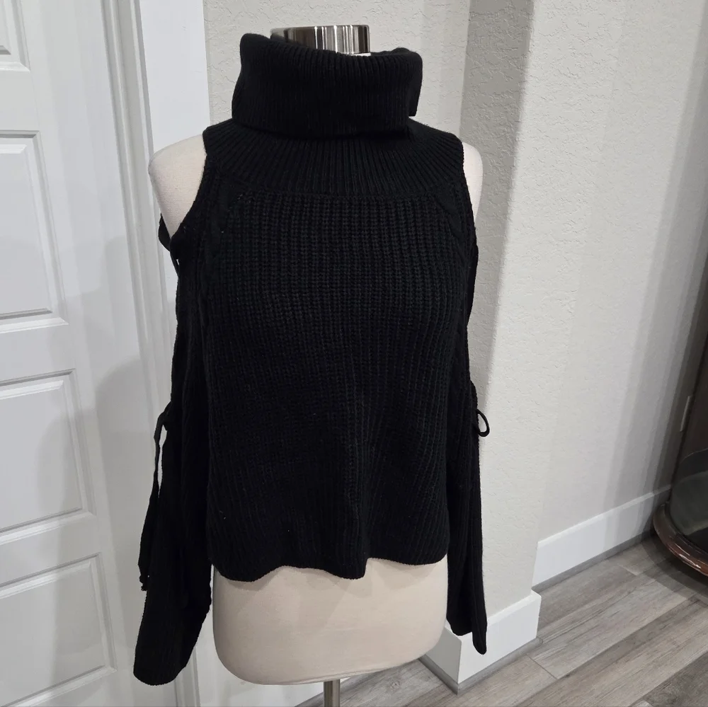 HYFVE WOMEN'S BLACK CUTOUT CROPPED TURTLENECK SIZE LARGE NWT